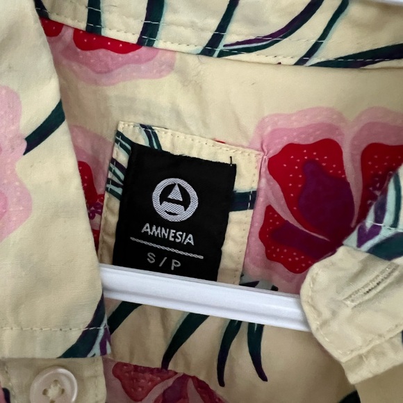 Amnesia Hawaiian Shirt size S - Picture 3 of 3